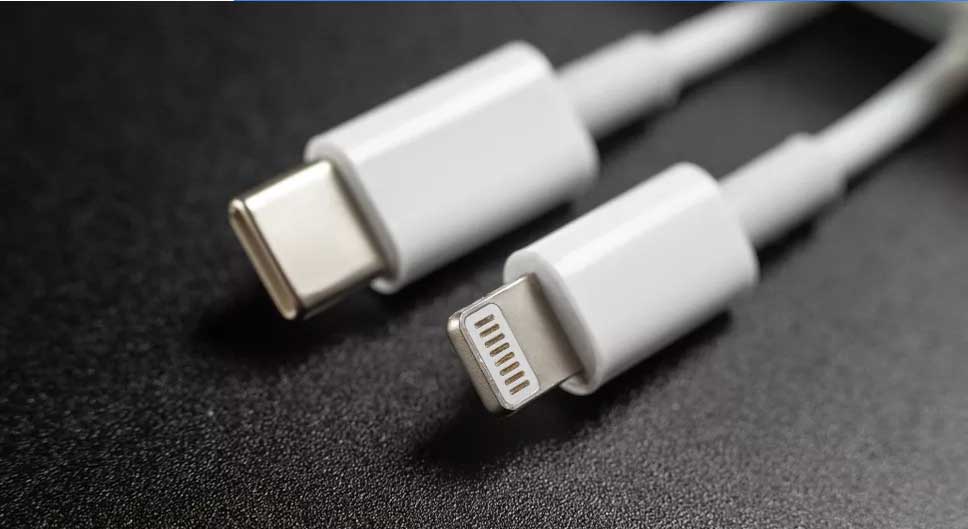 آیفون را از طریق USB-C به لایتنینگ، به دستگاه اندروید ۱۲ خود وصل کنید